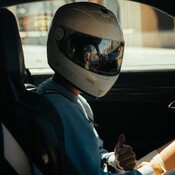 foto de piloto com capacete